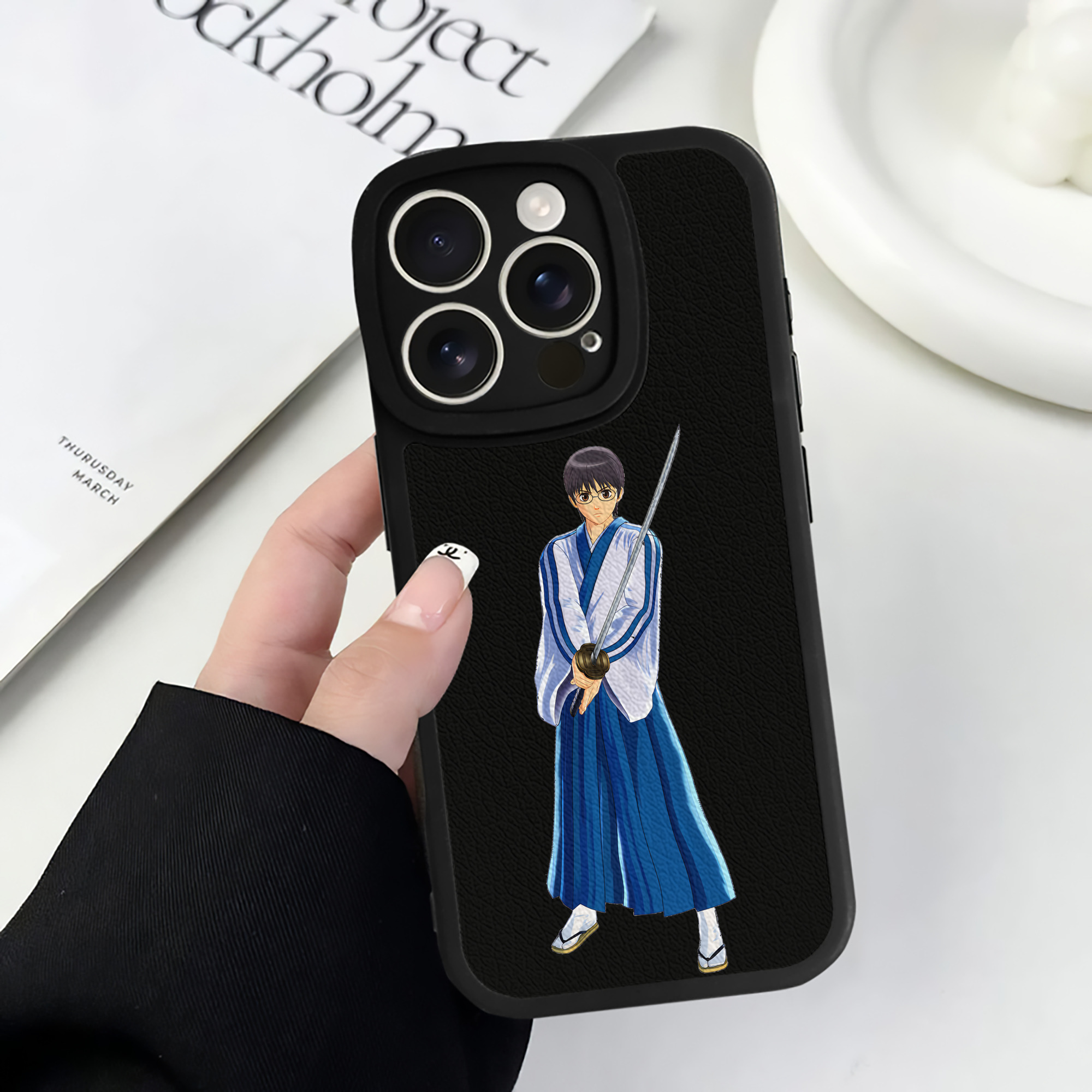 （画像用） ぎんたま 坂田銀時（さかたぎんとき） 神楽 志村新八（しむら しんぱち） GINTAMA Sakata Gintoki Kagura Shimura Shinpachi 【iPhone 16シリーズ対応】シリコンスマホケース（レザー調） 材質：シリコン